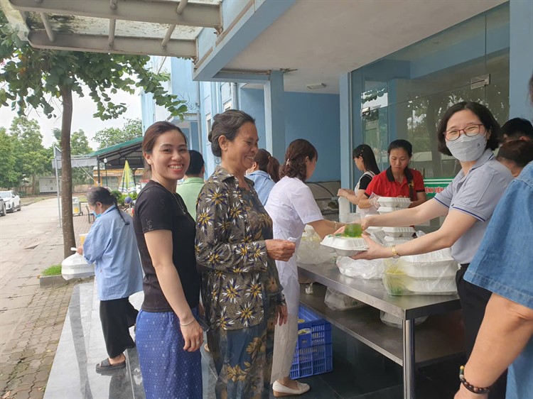 MỖI SUẤT CƠM TRAO ĐI – MỘT TẤM LÒNG Ở LẠI, GÓP PHẦN THẮP SÁNG NIỀM TIN VÀ HY VỌNG CHO NGƯỜI BỆNH.